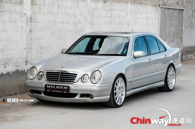 2001 奔驰 E55 AMG 4MATIC 30.jpg