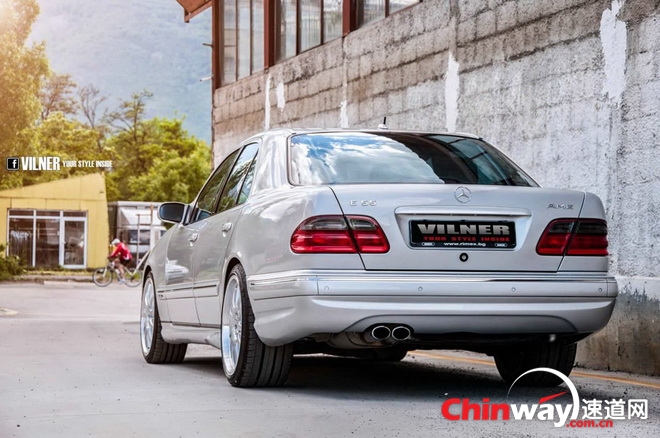 2001 奔驰 E55 AMG 4MATIC 32.jpg